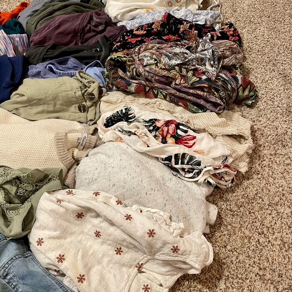 Womens Clothing Bundle (small and medium lot) - Picture 4 of 6